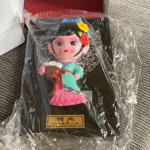 NWT Chinese desk doll 4:9